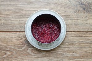 Салат "Красный бархат" из свеклы с творогом - фото шаг 4