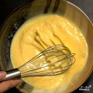 Омлет со сметаной и сыром - фото шаг 3