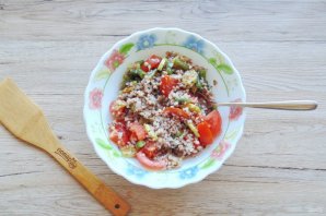 Салат с гречкой и овощами - фото шаг 8