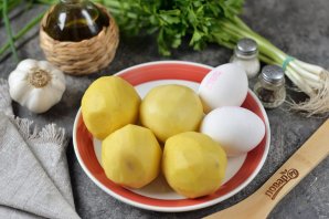 Тушёный картофель с яйцами и зеленью - фото шаг 1