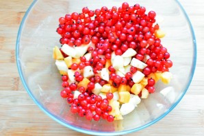 Булочки с персиками и красной смородиной - фото шаг 4