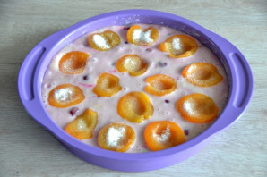 Шарлотка с абрикосами и вишней - фото шаг 8