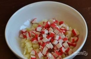 Салат с крабовыми палочками, яйцом и майонезом - фото шаг 2