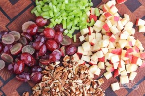 Салат с курицей, фруктами и орехами - фото шаг 1