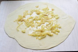 Слоеные лепешки с луком на сковороде - фото шаг 7