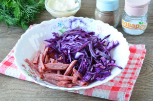 Салат из краснокочанной капусты с колбасой - фото шаг 4
