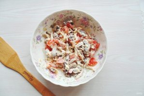 Салат с курицей, грибами, сыром и помидорами - фото шаг 9