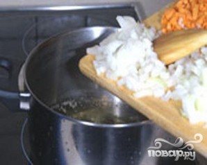 Куриный суп с клецками, сельдереем и кабачками - фото шаг 2
