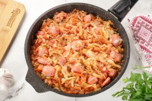 Тушеная капуста с сосисками - фото шаг 9