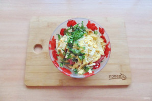 Салат из яичных блинчиков и колбасы - фото шаг 6