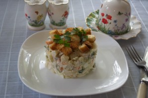 Салат с копченой курицей и сухариками - фото шаг 6