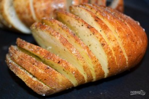 Картофель гармошкой с чесночным маслом - фото шаг 3