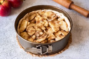 Слоеный пирог с яблоками из готового теста - фото шаг 7