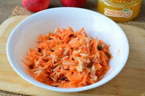 Салат из моркови с яблоком и изюмом - фото шаг 6