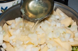 Картошка, тушенная с баклажанами - фото шаг 5
