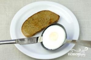 Яйца-пашот с тостами - фото шаг 6