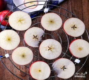 Яблочные чипсы в микроволновке - фото шаг 2