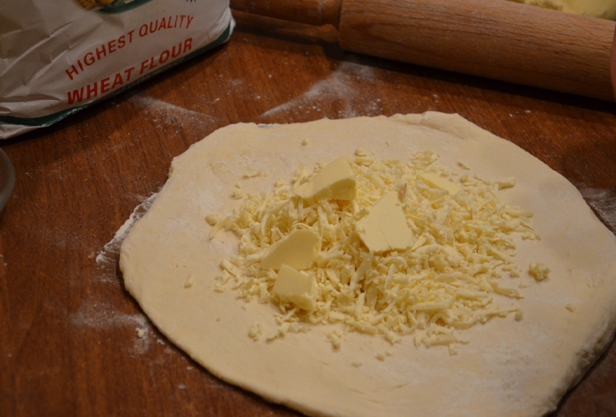 Сыр для хачапури купить. Тесто для хачапури в кухонной машине. Мегрельский торт. Мегрельский торт после мамалыги. Какой сыр лучше для хачапури.