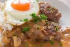 Говяжьи котлеты с подливкой, рисом и яйцом