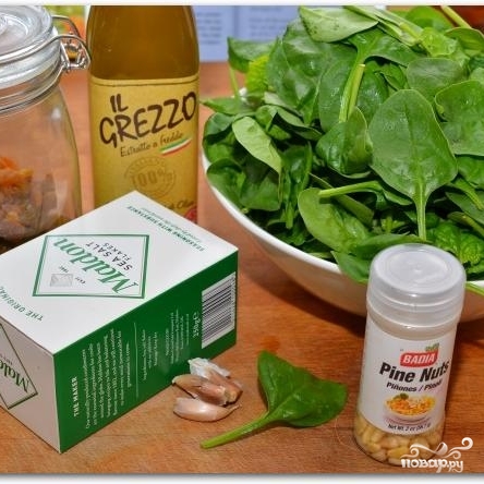 Рецепт Салат из шпината, изюма и кедровых орешков