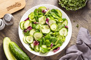 Салат из зелени и огурцов