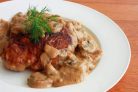 Свиная отбивная с грибами в соусе