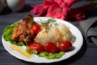 Жареная курица с луком-шалот и помидорами