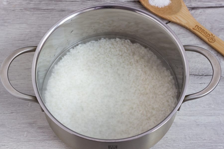 Кипящий рис. Рис до кипения. Рис кладут в кипящую воду. Выложить рис в форму. Фото с двумя стаканами воды для риса.