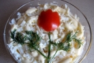 Салат с красной рыбой, яйцами и помидорами