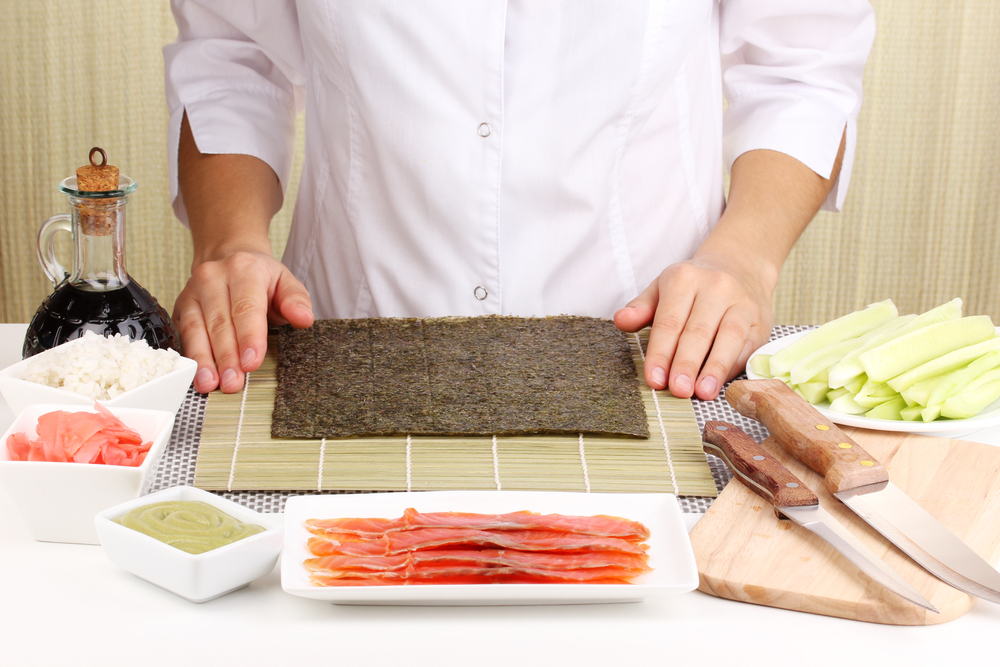 Как крутить роллы в домашних условиях, видео: как правильно заворачивать суши?