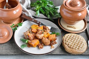 Тыква с мясом в горшочках