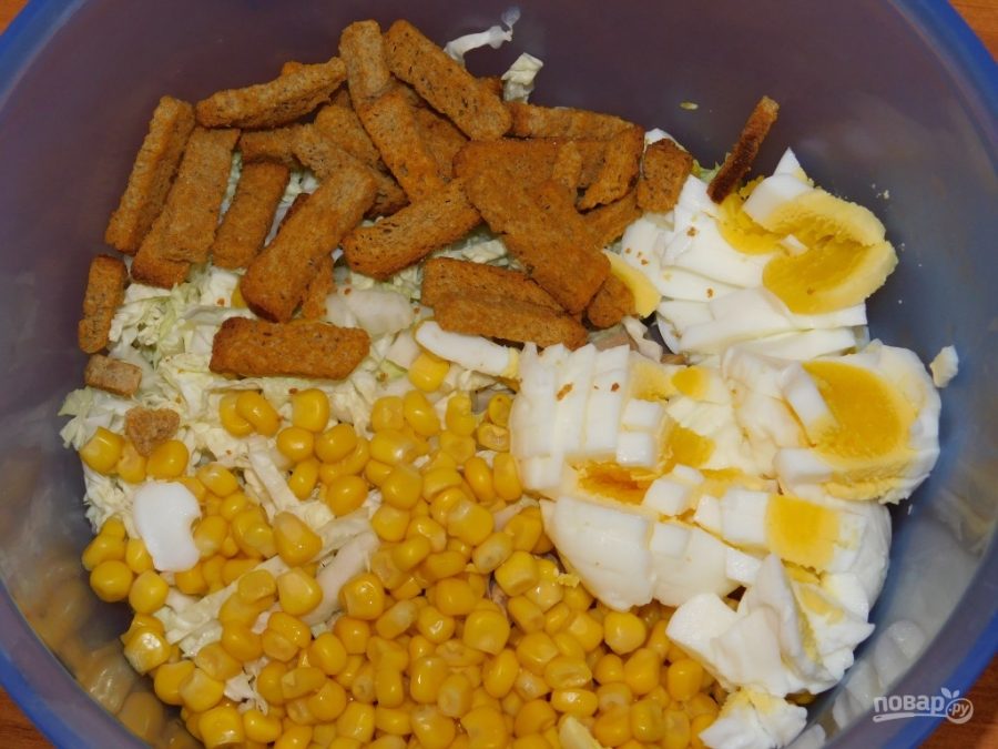 Кириешки копченая курица. Салат кукуруза кириешки. Салат кукуруза кириешки яйцо. Кукуруза с кириешками. Салат с кириешками и копченой.