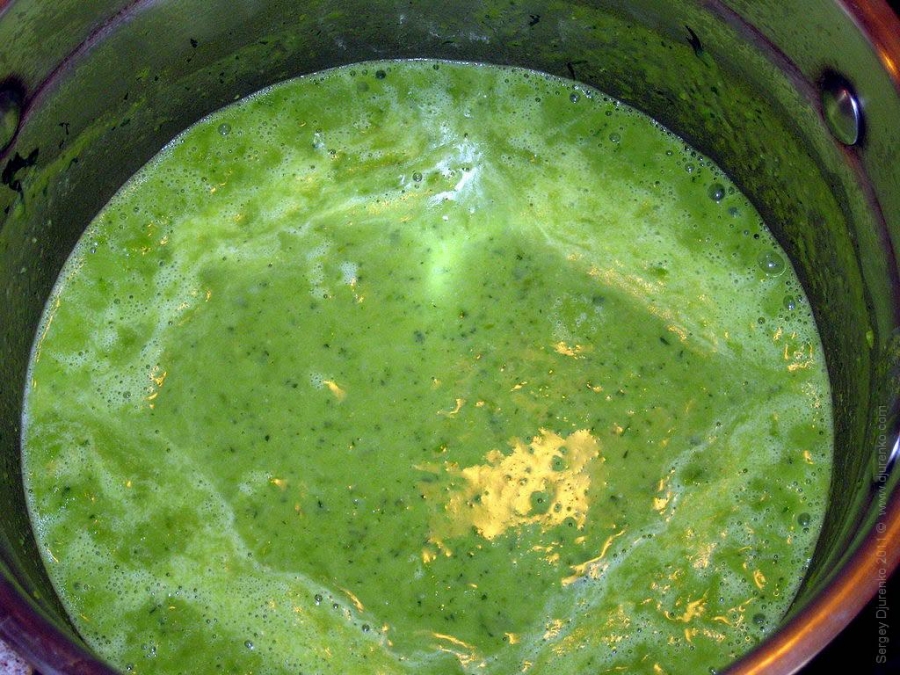 Зеленый крем суп с мятой. Рубец после варки зеленый. Варят зеленые палочки. Рецепты из гороховой воды