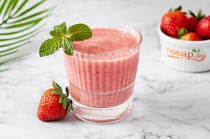 Коктейль из мороженого с шампанским и клубникой
