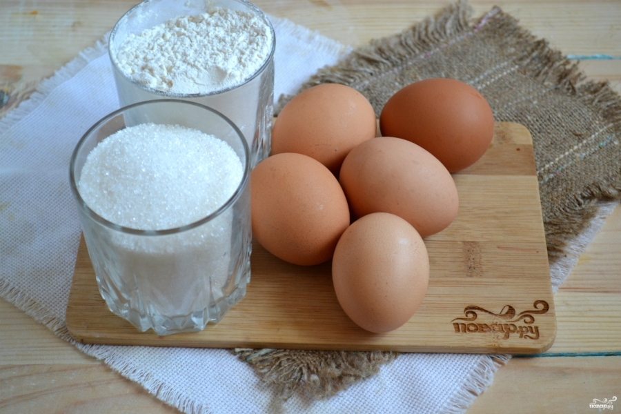 Надо ли добавлять в тесто яйца. Ингредиенты для бисквитного теста. Мука яйца сахар. Сырье для приготовления бисквита. Бисквитное тесто Ингредиенты.
