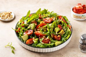 Салат с рукколой и соусом терияки