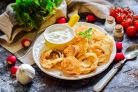 Луковые кольца с сыром в кляре