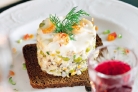Салат Оливье с копченой курицей и креветками