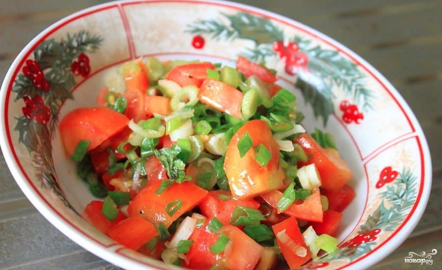 Рецепт Салат из зеленого лука и помидоров