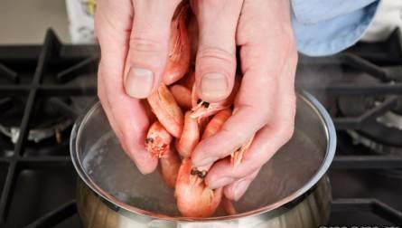 Рецепт Салат с курицей и креветками