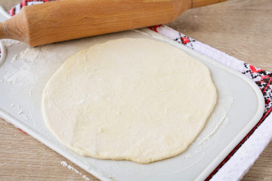 Рецепты чебуреков в хлебопечке. Как делить тесто на чебуреки. Рецепты бабушки Эммы тесто для чебуреков. Что такое Менделеевская вода в кулинарии для чебуреков.