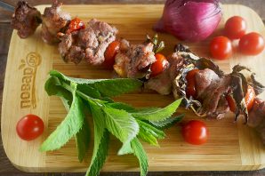 Шашлыки из ягненка с помидорами и мятой