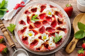 Выпечка с клубникой в мультиварке