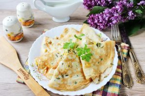 Тонкие блины с припеком из яиц и зеленого лука