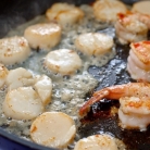 Рецепт Креветки и морские гребешки с чесноком