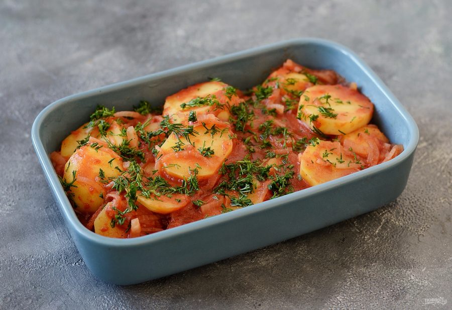 Картошка с помидорами и чесноком. Чесночная картошка в духовке. Томат картофель. Картошка в томатном соусе. Картошка в мундире запеченная в духовке.