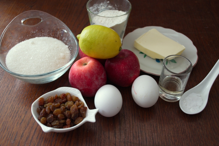 Рецепт Яблочный пирог с изюмом