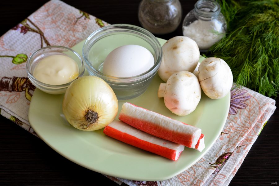 Салат с крабовыми палочками и жареными грибами