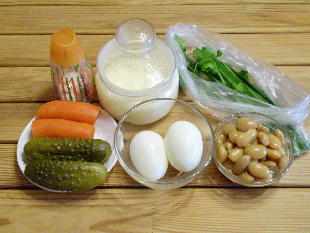 Рецепт Салат с фасолью и солеными огурцами