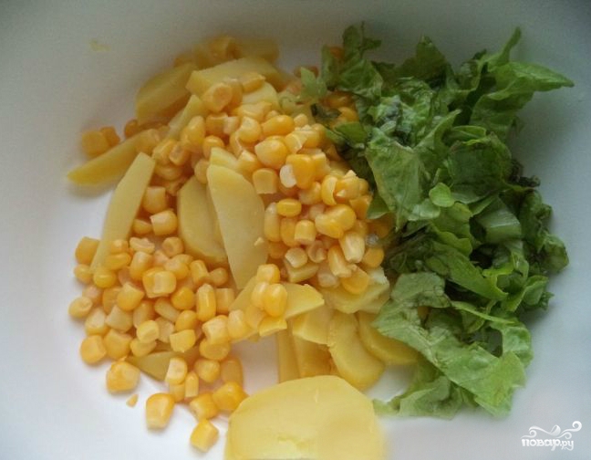 Салат с печенью трески и кукурузой